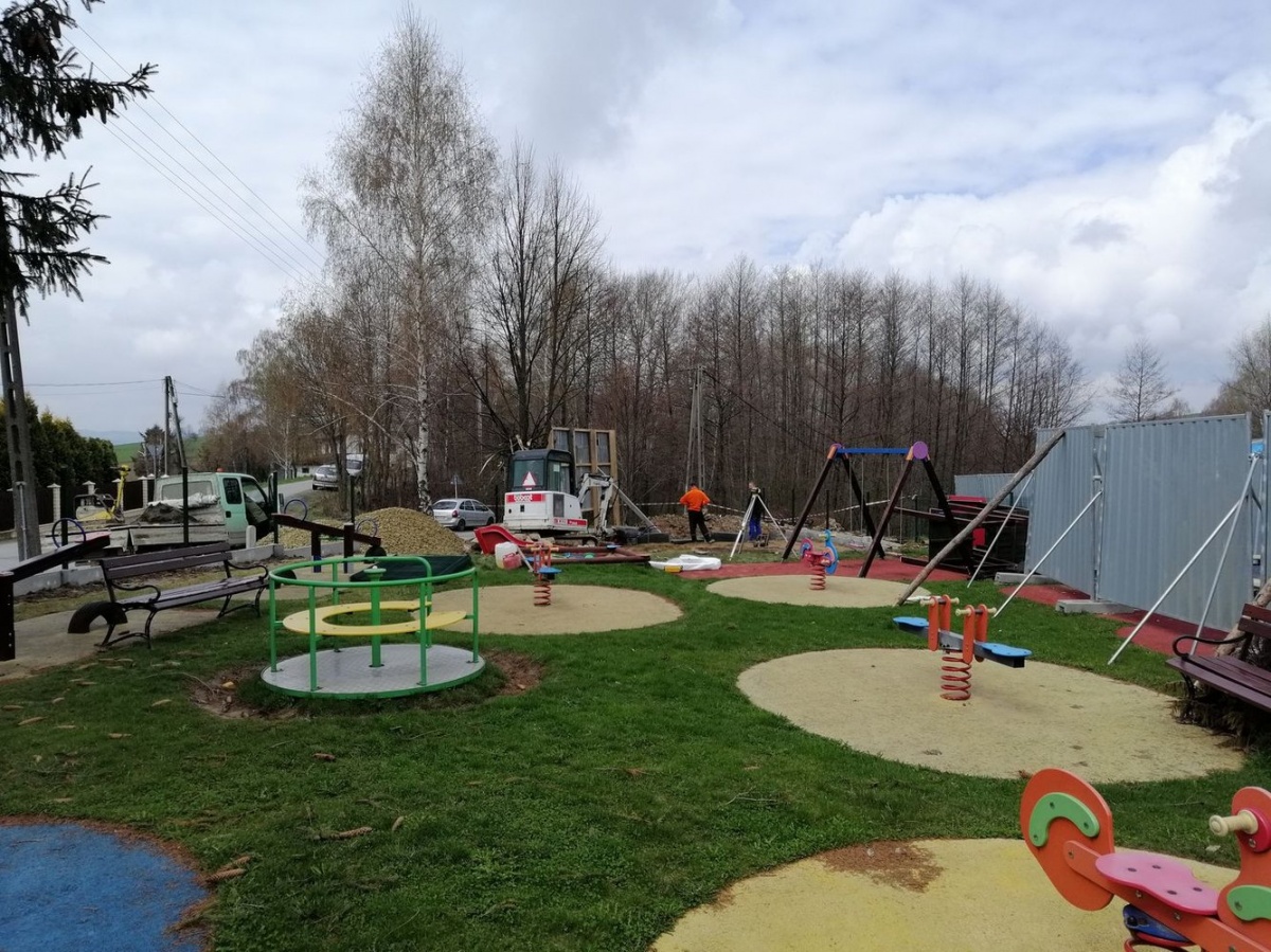 Zmienia się plac zabaw w Broniszowie