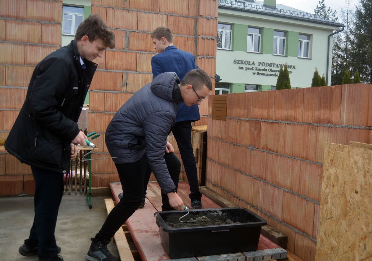 Akt erekcyjny pod rozbudowę szkoły w Broniszowie wmurowany
