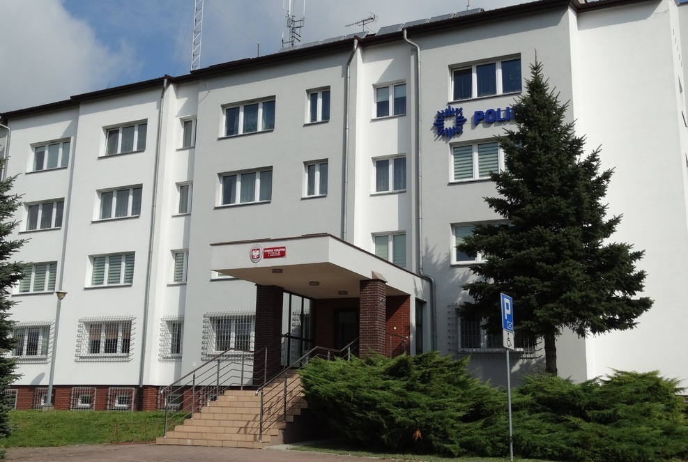 Dwóch 19-latków włamało się do domu w Brzezinach. Wpadli w ręce policji