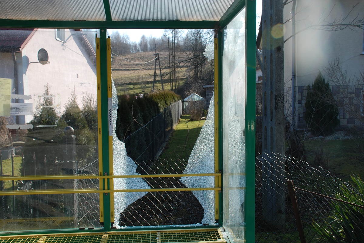 Policjanci zatrzymali 21-latka, który z wiatrówki strzelał do przystanków