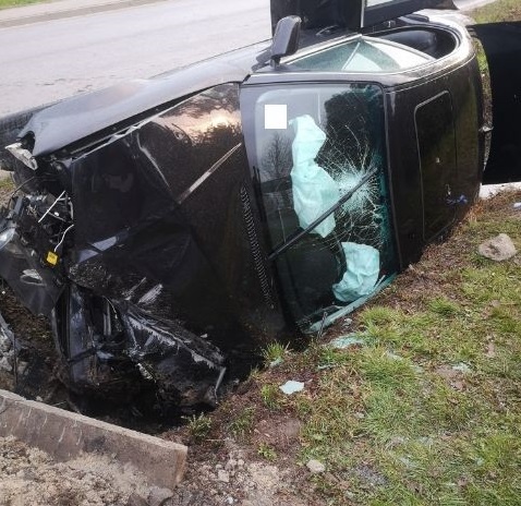 W Sędziszowie auto uderzyło w przepust. Trzy osoby trafiły do szpitala