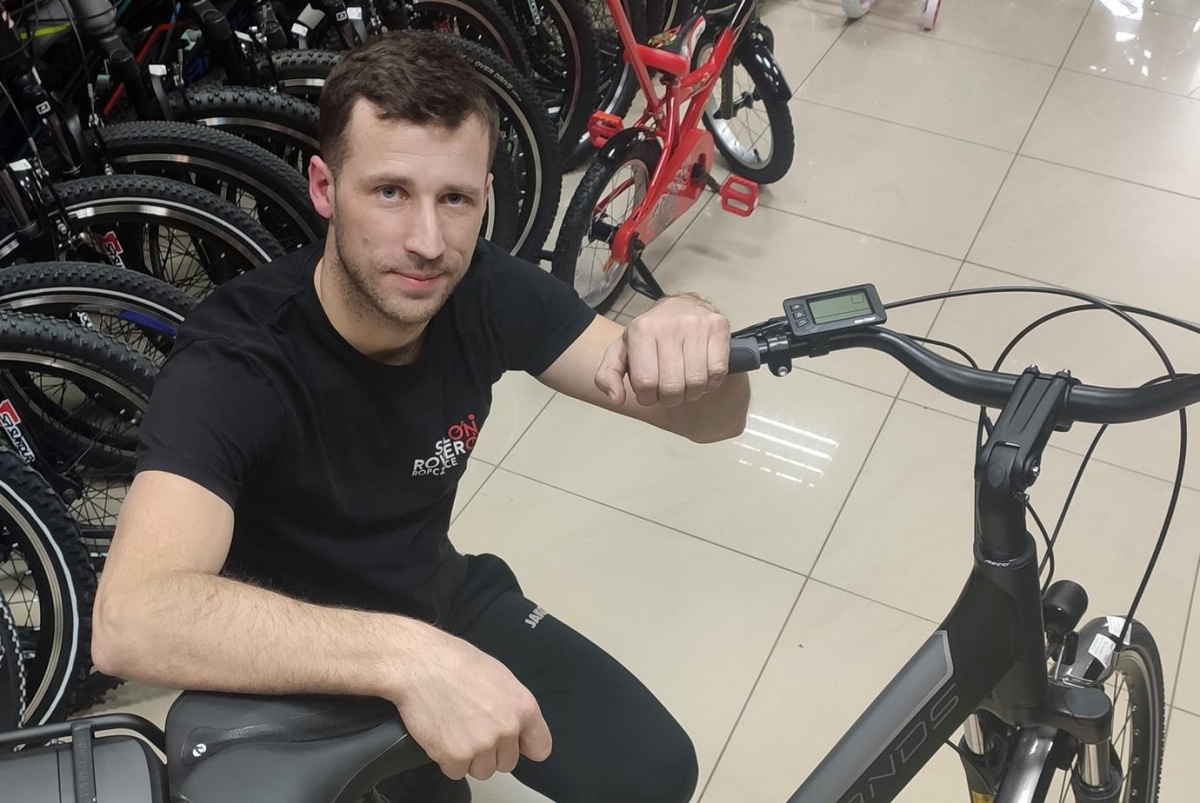 Rower elektryczny? Zakup takiego pojazdu szybko się zwróci - przekonuje sprzedawca.