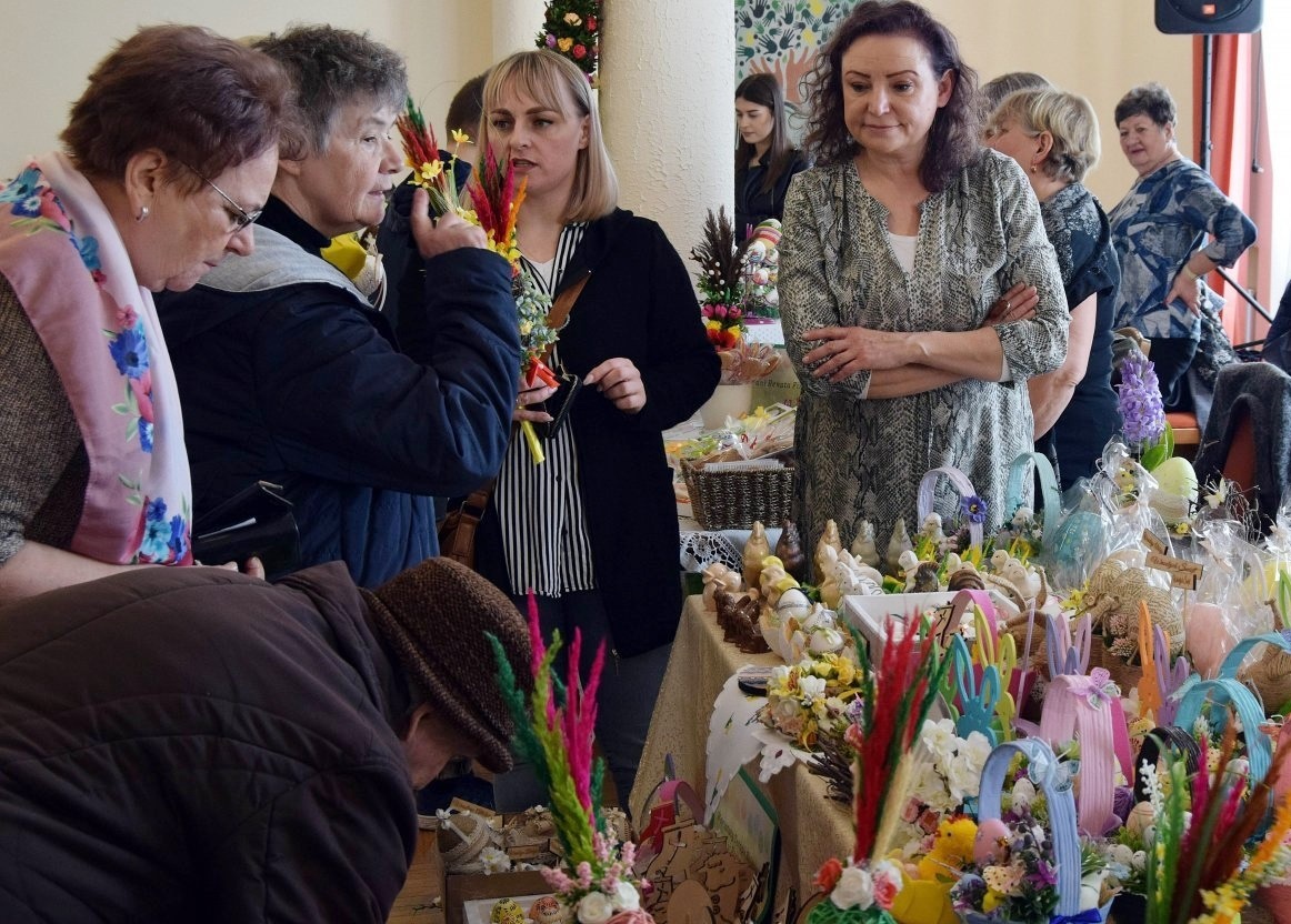 Pisanki, palmy, ozdoby i wypieki na kiermaszu wielkanocnym w Sędziszowie Małopolskim