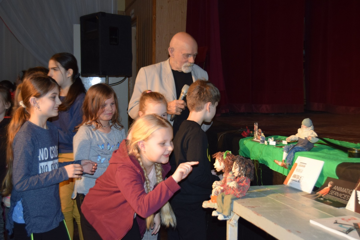 Reżyser filmowy Paweł Partyka odwiedził dzieci w wielopolskim domu kultury
