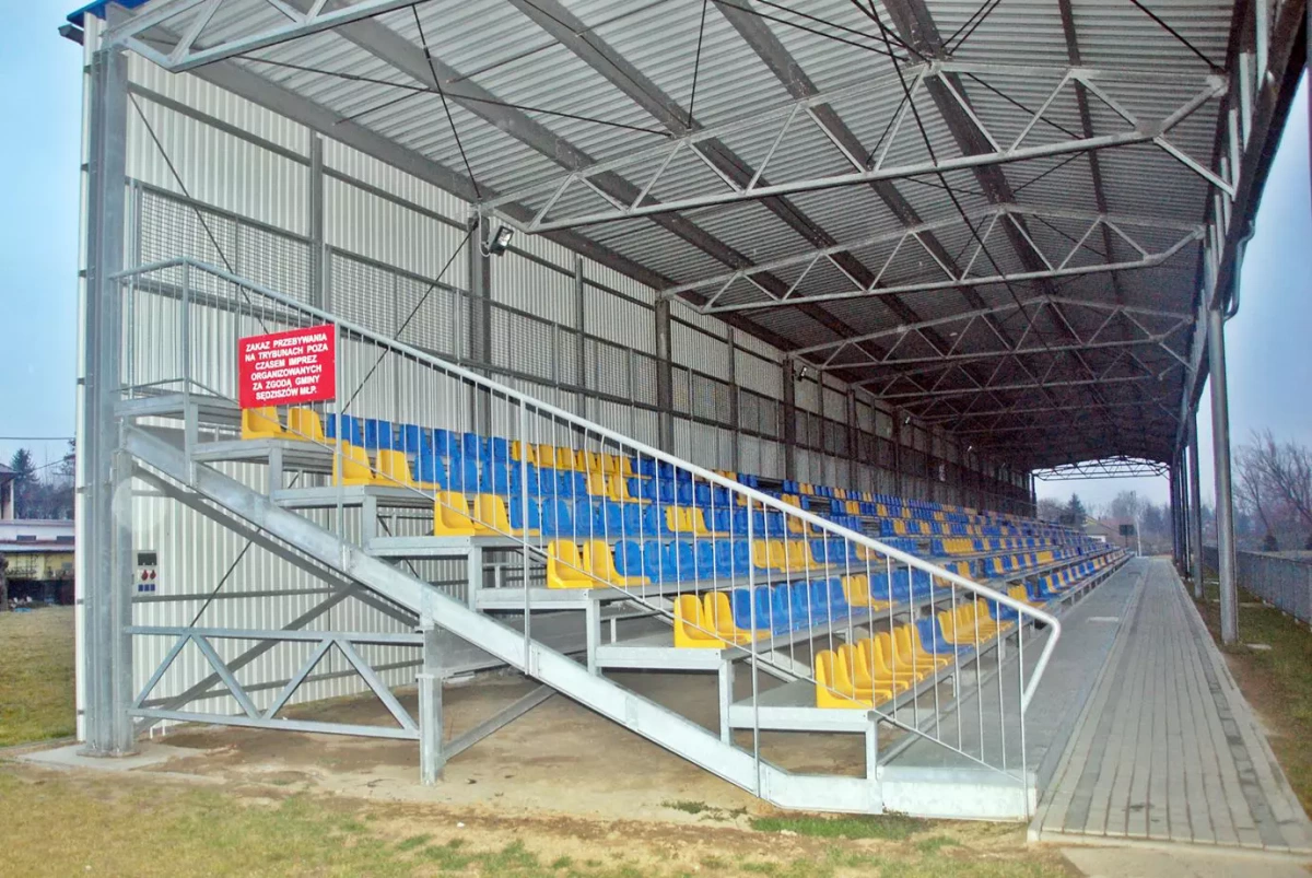 Rozbój na stadionie w Sędziszowie Małopolskim. Mężczyzna zaatakował trzech nastolatków