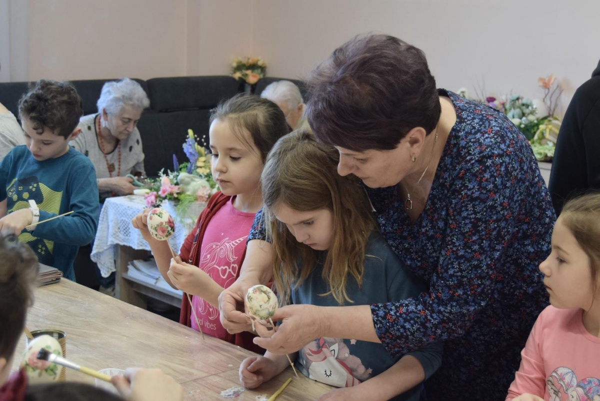 Tworzą ozdoby... i więź między sobą. W klubie seniora w Sędziszowie dzieci i starsi robią pisanki (ZDJĘCIA)