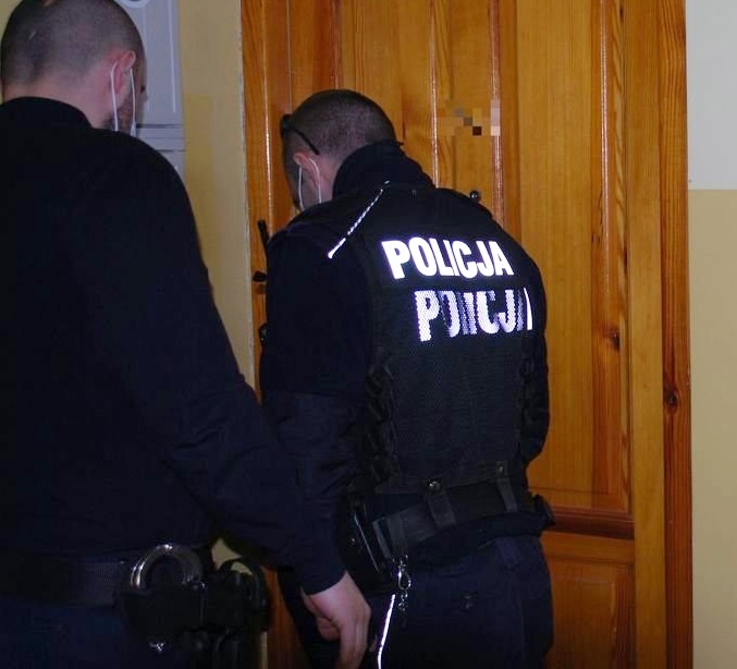 Samotna kobieta wołała o pomoc. Sąsiad wezwał policję