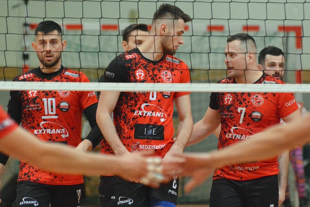 2 liga siatkówki. Błękitni Ropczyce gonią Extrans Sędziszów