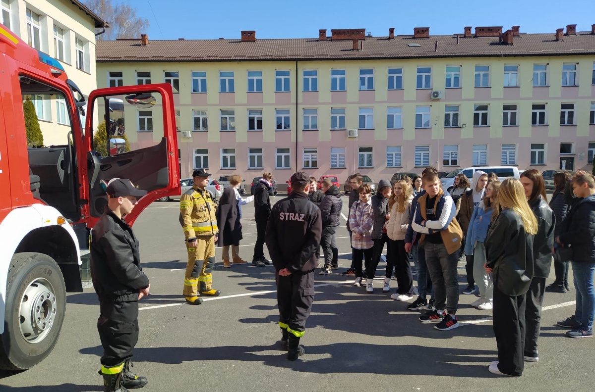 Strażacy spotkali się z uczniami podczas dnia otwartego Zespołu Szkół im. Zwierza