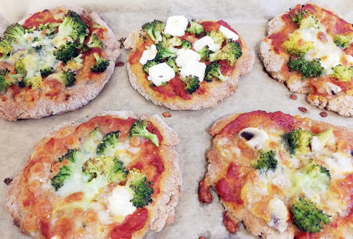 Mini pizze z mozarellą i brokułami