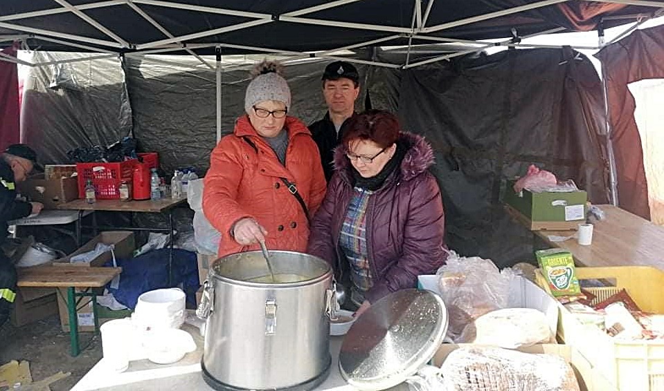 Uchodźcy na granicy dostali zupę jarzynową z Brzezin