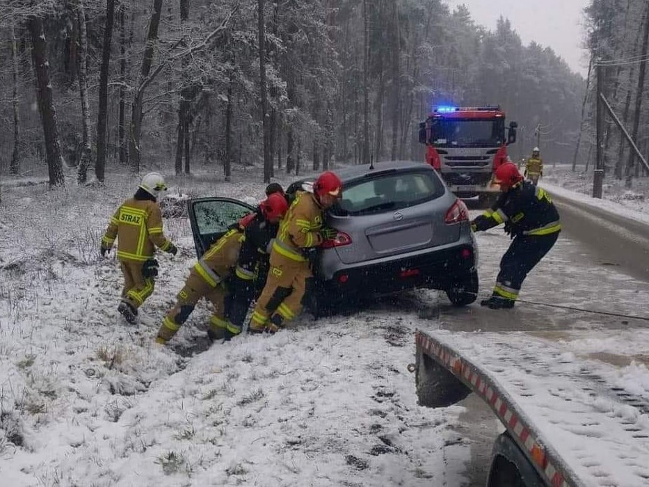 Osobówka dachowała w Rudzie, w Nawsiu auto zjechało do rowu