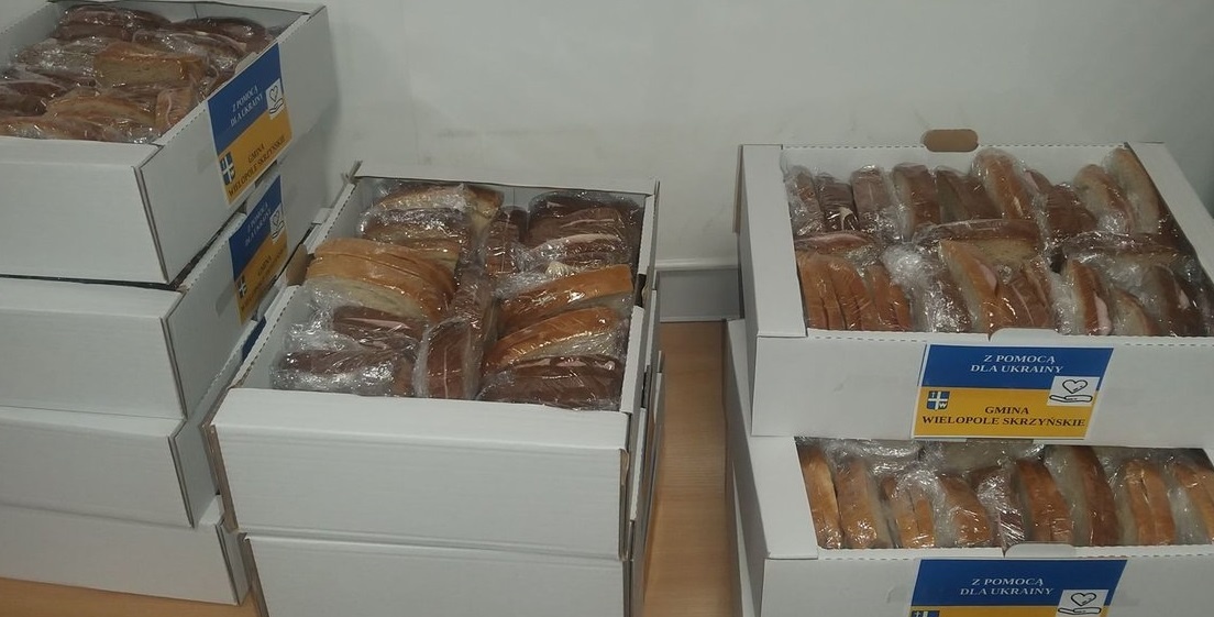 Urzędnicy z Wielopola Skrzyńskiego robią kanapki dla uchodźców