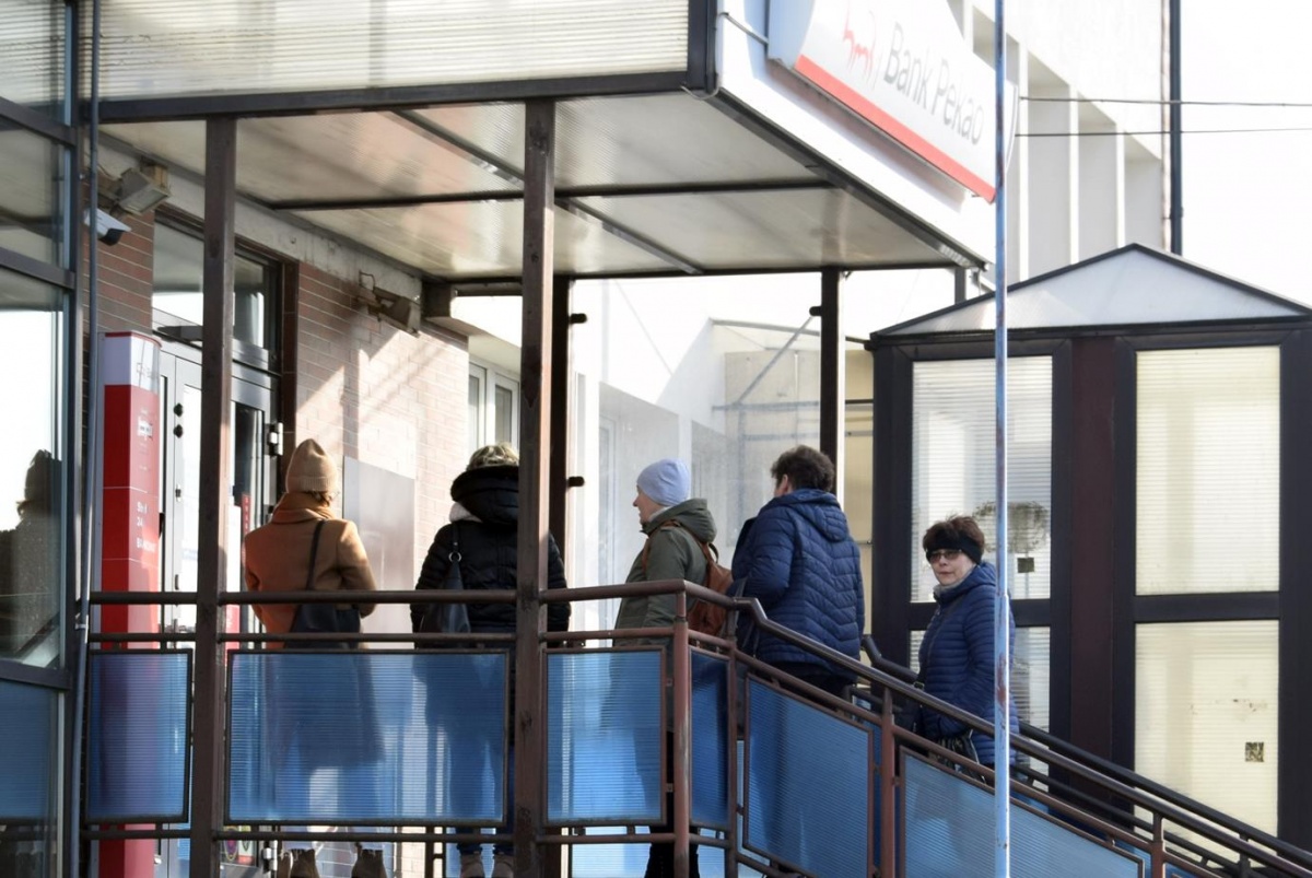 Klient złości się na bank w Sędziszowie przy Fabrycznej: Cały czas kolejki, nie da się tam wejść
