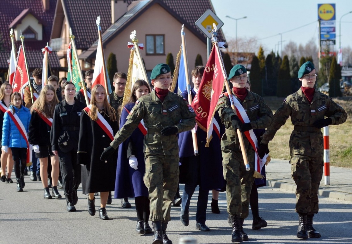 Młodzież, dorośli i władze powiatu przyszli by przypomnieć żołnierzy wyklętych. ZDJĘCIA