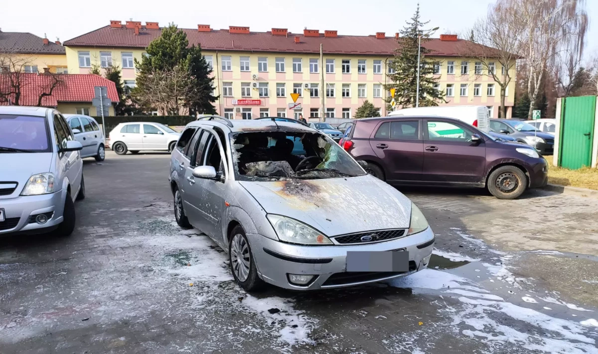Pożar samochodu osobowego pod Biedronką w Ropczycach. Nie ma rannych, kierowca szybko się ewakuował FOTO, VIDEO