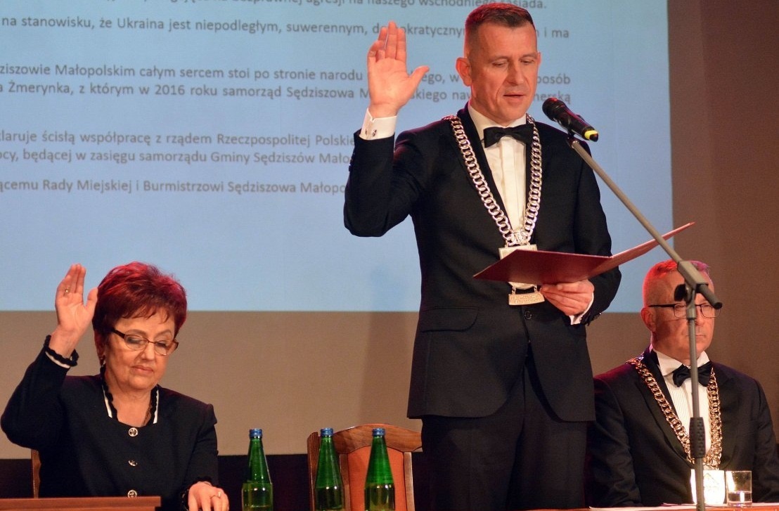 Radni wyrażają solidarność z Ukrainą. Podpisanie umowy z Węgrami odroczone