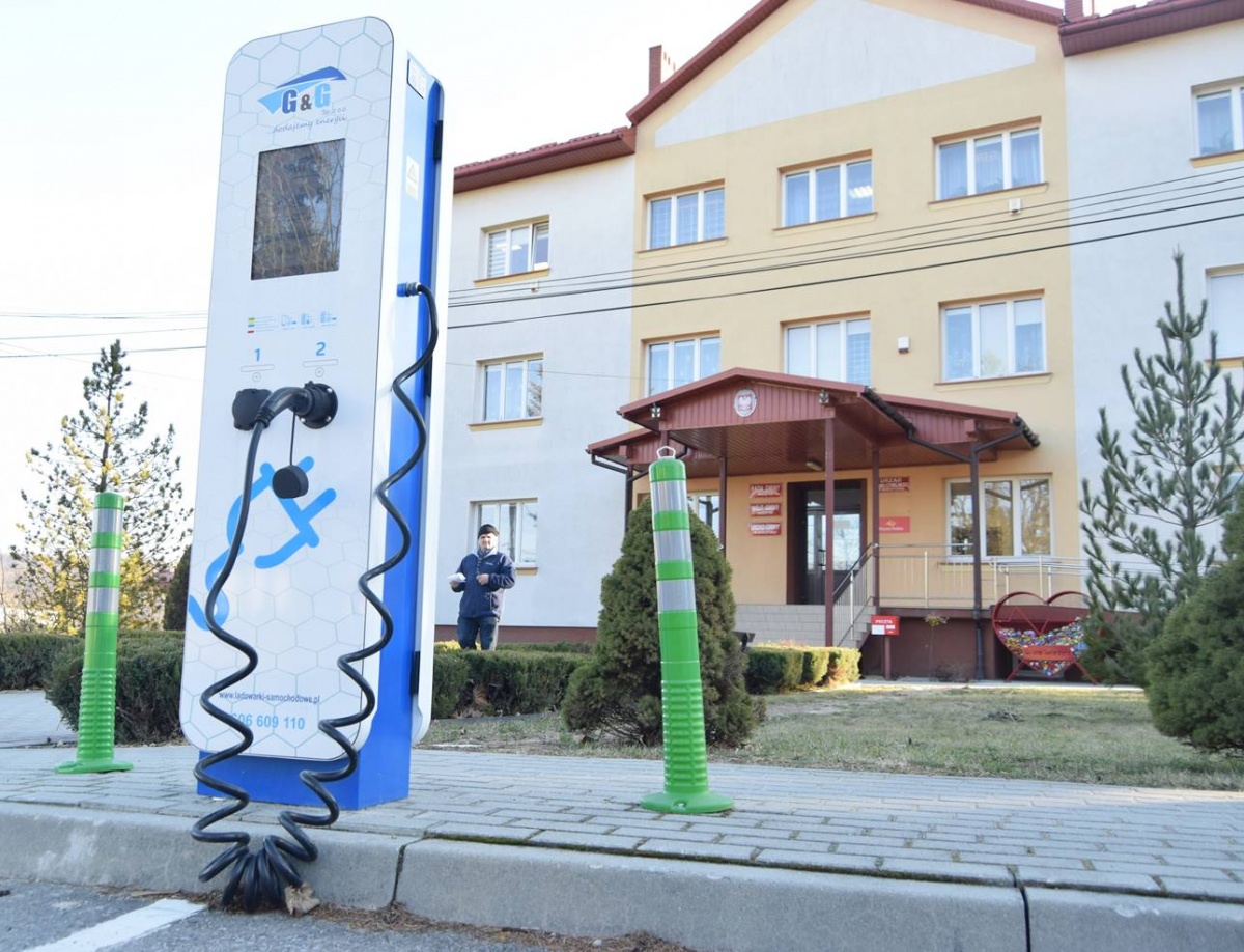 Elektryki to jednak u nas kompletna egzotyka. W Iwierzycach, gdzie jest ładowarka publiczna jest tylko dwa zarejestrowane auta elektryczne  