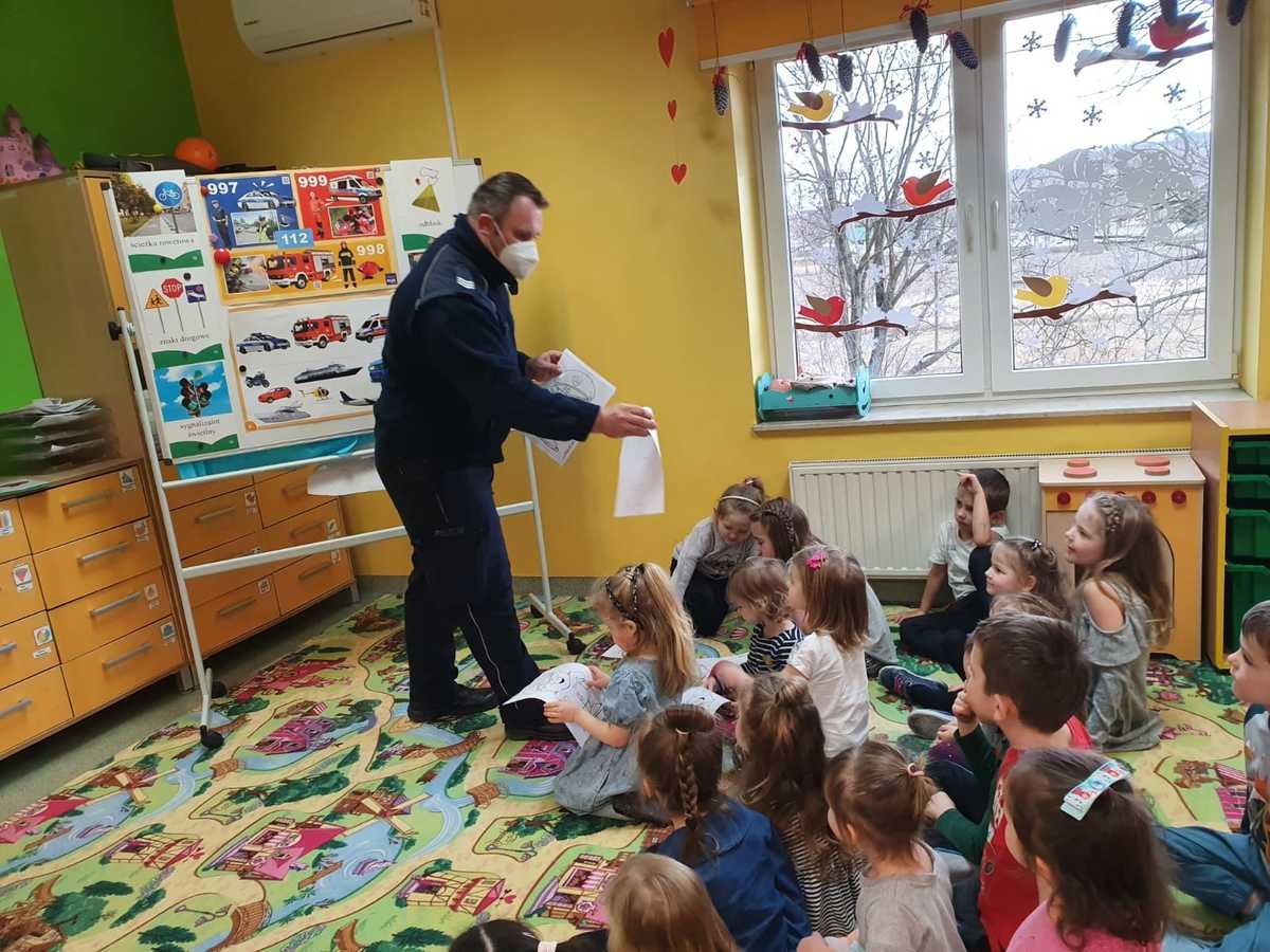 W Niedźwiadzie Dolnej policjanci odwiedzili przedszkolaków