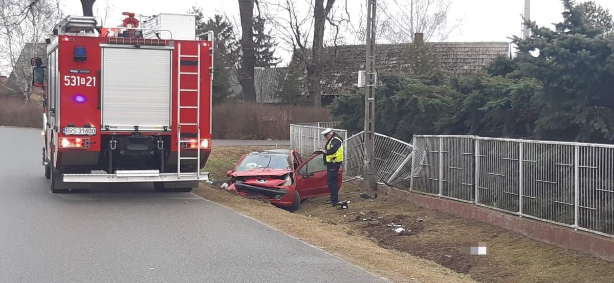 Kierowca peugeota w szpitalu. Podczas wypadku wypadł z samochodu