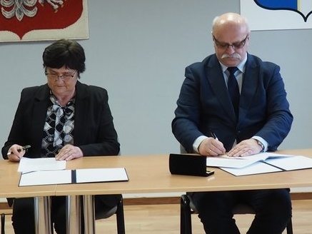 Wójt podpisuje umowę, drogowcy mogą brać się za robotę