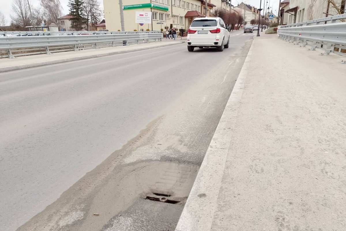 Most w Sędziszowie Małopolskim nowiutki, a kratki już ma zatkane