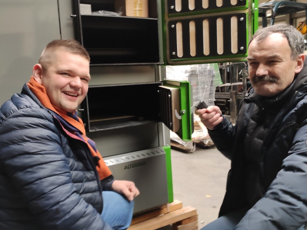 Ogrzewanie coraz droższe i ludzie pytają, czy da się taniej. Można wymienić kocioł, można też mądrzej rozpalać