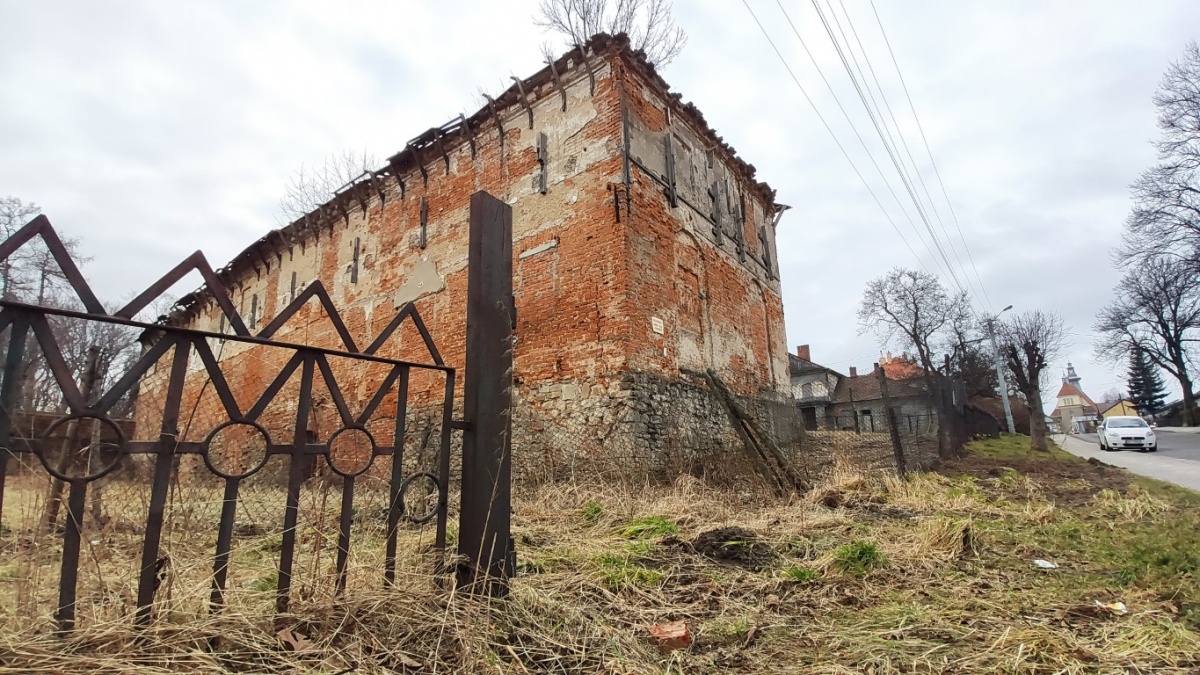 Pokażcie swoim dzieciom kawałek naszej historii. Byle nie zbyt blisko, bo spadają cegły