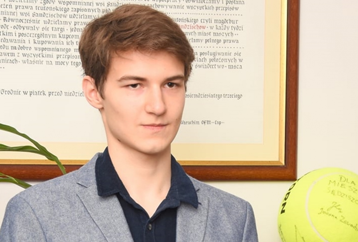 Antoni Kozak z nagrodą od burmistrza. Za wicemistrzostwo w szachach