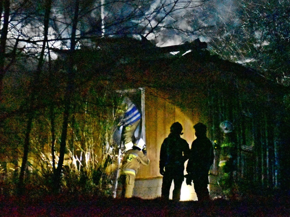 Niedźwiada Dolna. To był gwałtowny pożar, strażacy znaleźli zwłoki VIDEO