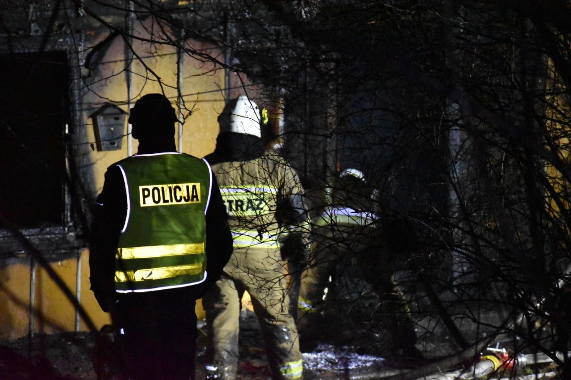 W pożarze drewnianego domu ginie starsza kobieta z Niedźwiady Dolnej FOTO