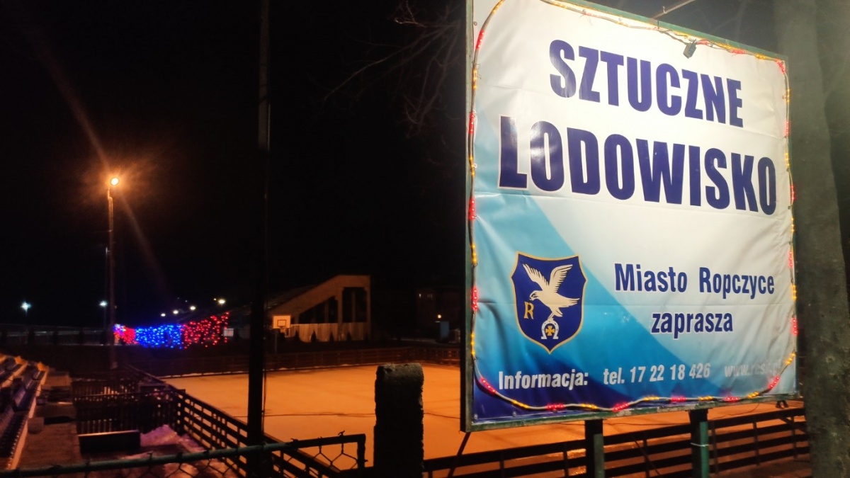 Tak się robi lód. Sztuczne lodowisko w Ropczycach gotowe na otwarcie VIDEO