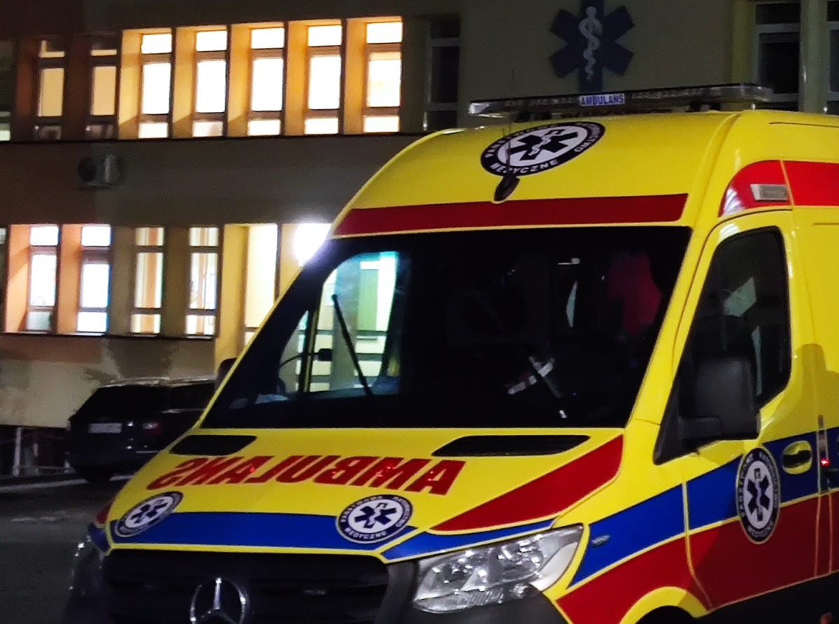 Pieszy z obrażeniami głowy w szpitalu. Na obwodnicy Ropczyc potrącił go samochód osobowy