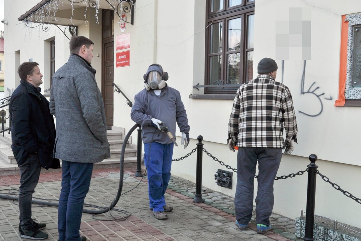 Policja ma trop? Zniszczenie Ratusza w Sędziszowie na razie bez winnych