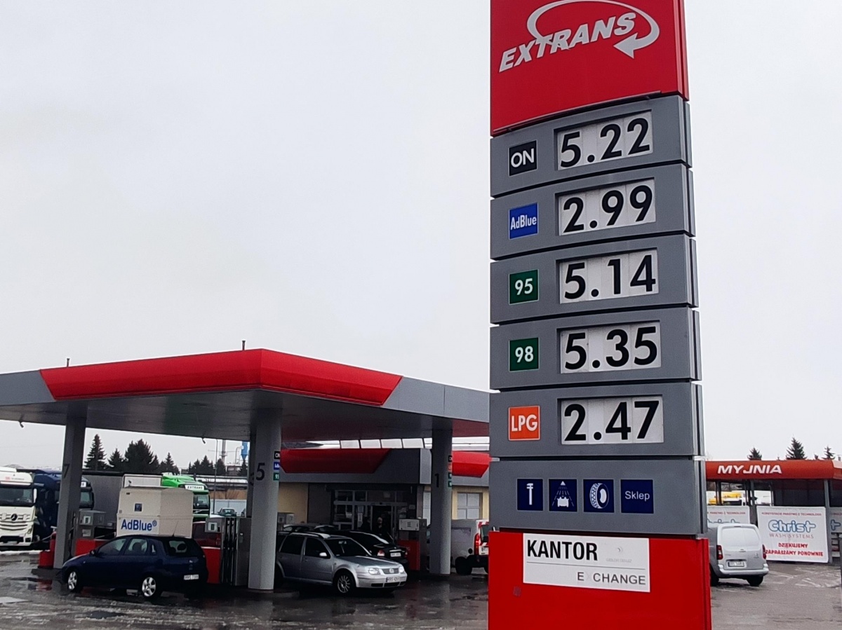 Po obniżce  stawki VAT na paliwa z 23 na 8 procent, ceny za litr benzyny i oleju  napędowego spadają. Na powiatowych stacjach widać to wyraźnie.