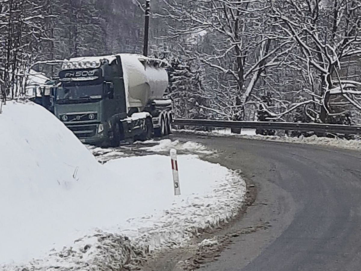 Śnieg z deszczem utrudnia jazdę.  Tego ranka TIR blokował drogę wojewódzką 986 Ropczyce - Wiśniowa w Wielopolu Skrzyńskim.