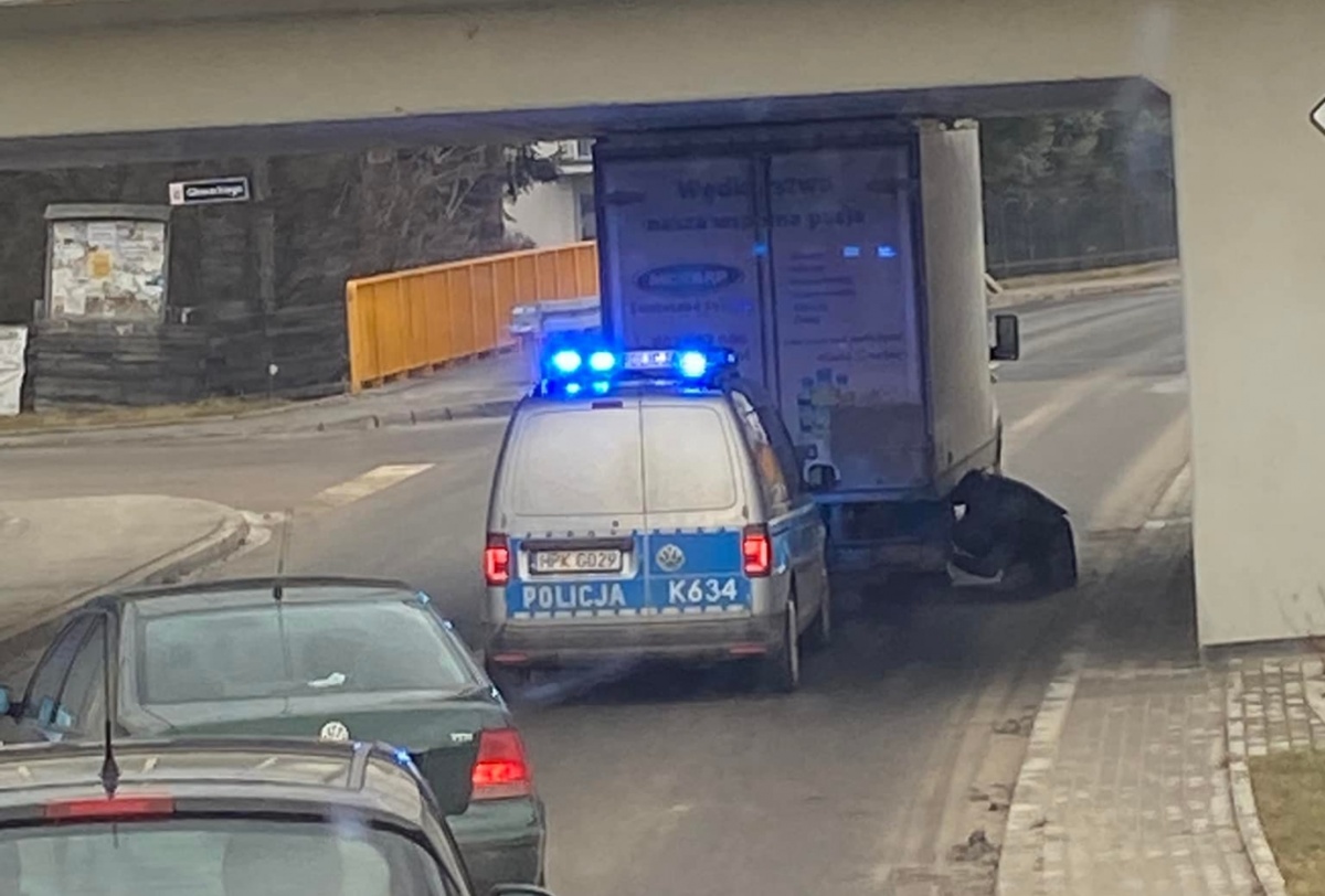 Wiadukt kolejowy złapał kolejnego gapę. Dostawczak (znowu) zablokował ulicę Kolbuszowską w Sędziszowie Małopolskim