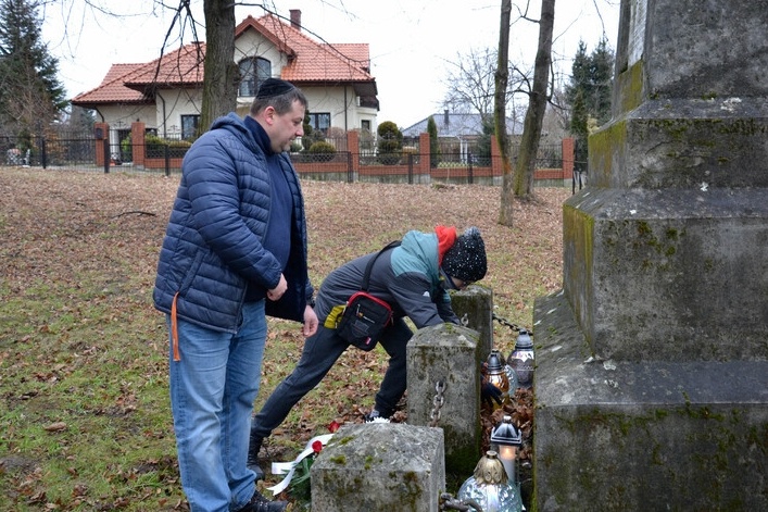 Dzisiaj wspomnijcie ofiary Holocaustu. Delegacja zapaliła znicze tym, których Niemcy  zamordowali w Sędziszowie Małopolskim