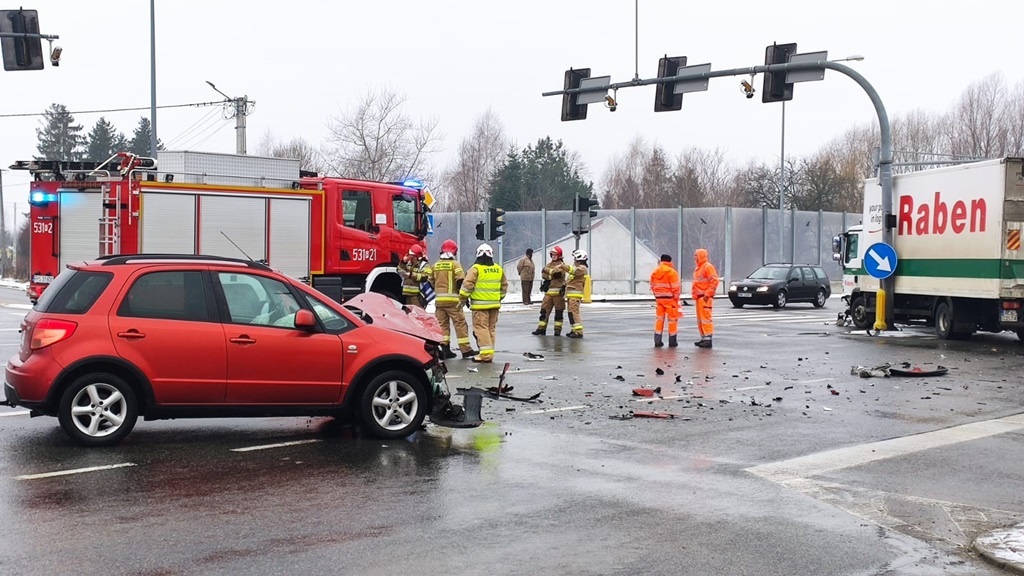 Zderzenie samochodów na obwodnicy Ropczyc. Pasażerka trafiła do szpitala [ZDJĘCIA]
