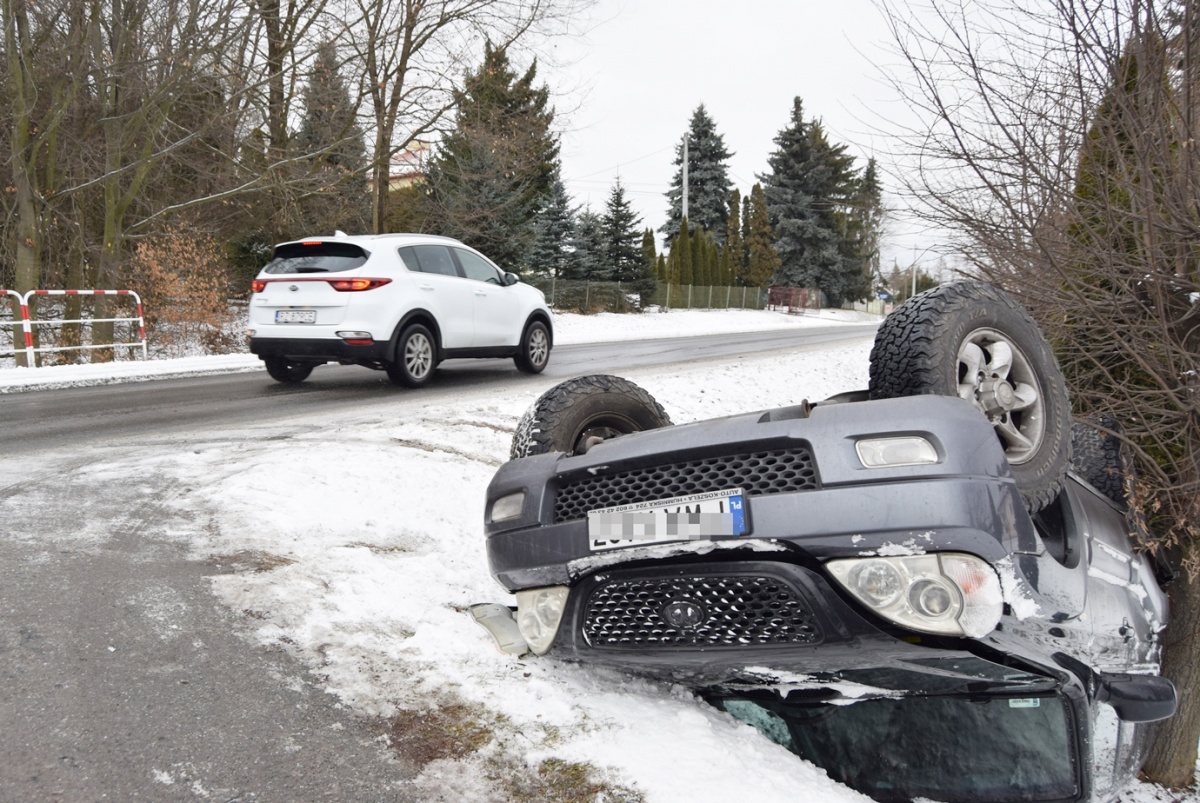 Ślisko na drogach. W Iwierzycach auto na dachu