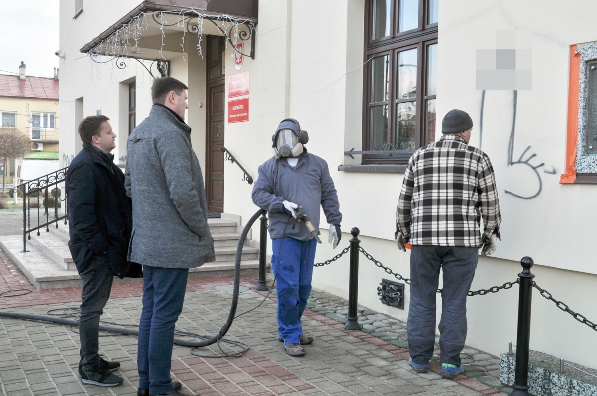 Metoda piaskowania. Czy z Ratusza napisy znikną już dziś?