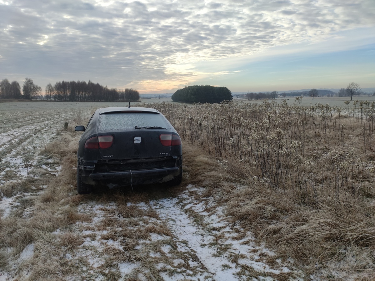 Kto zgubił w polach auto?