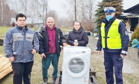 Policjanci zrzucili się na pralkę dla rodziny, która straciła wszystko w czasie pożaru