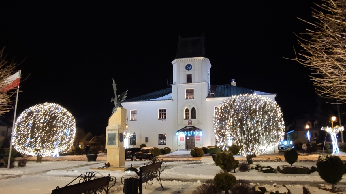 Wigilijny wieczór w Sędziszowskim Rynku. Cicho, nastrojowo i pusto