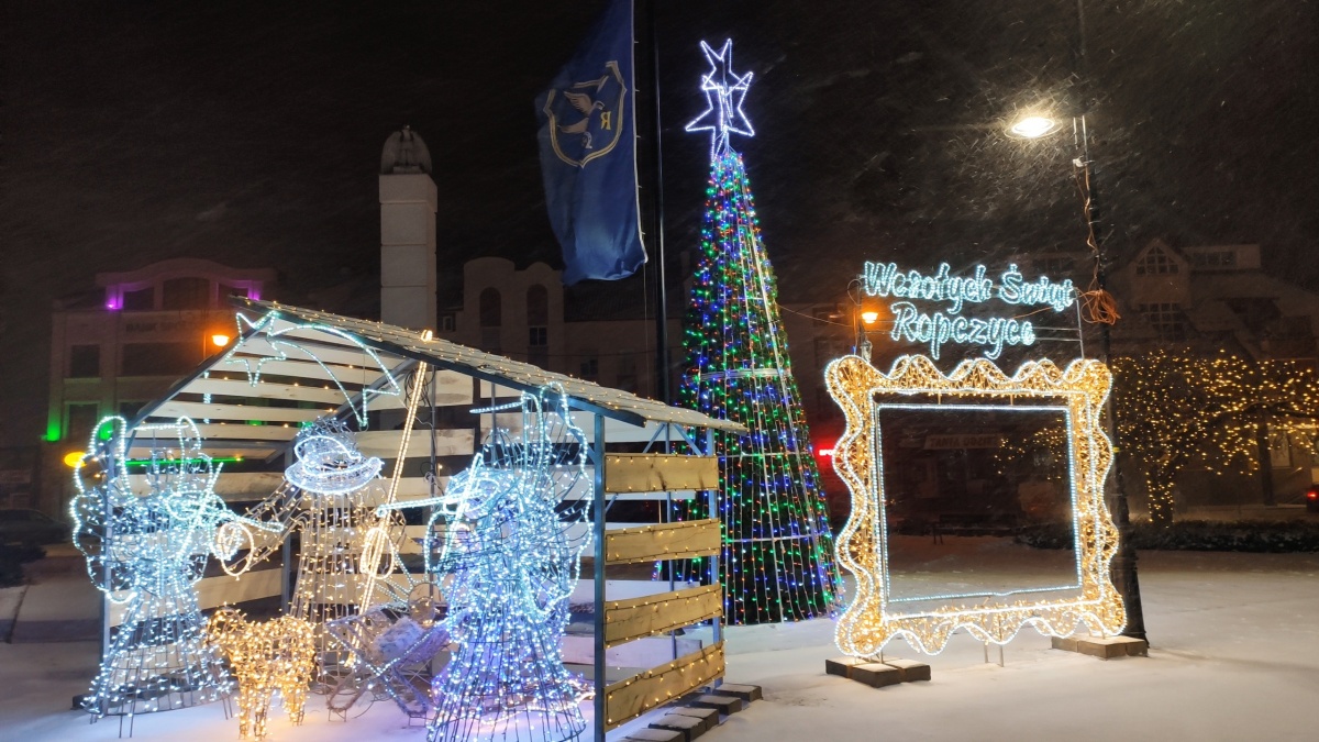 Świąteczne Ropczyce nocą. Klimat białego Bożego Narodzenia