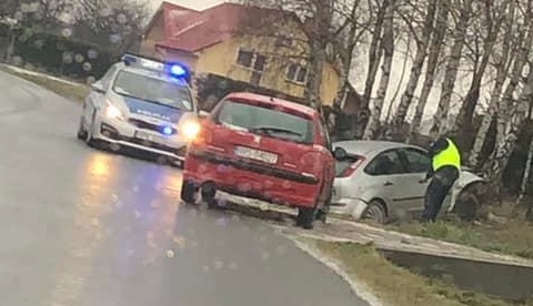 Tajemnicze zniknięcie kierowcy. Samochód uszkodzony w rowie