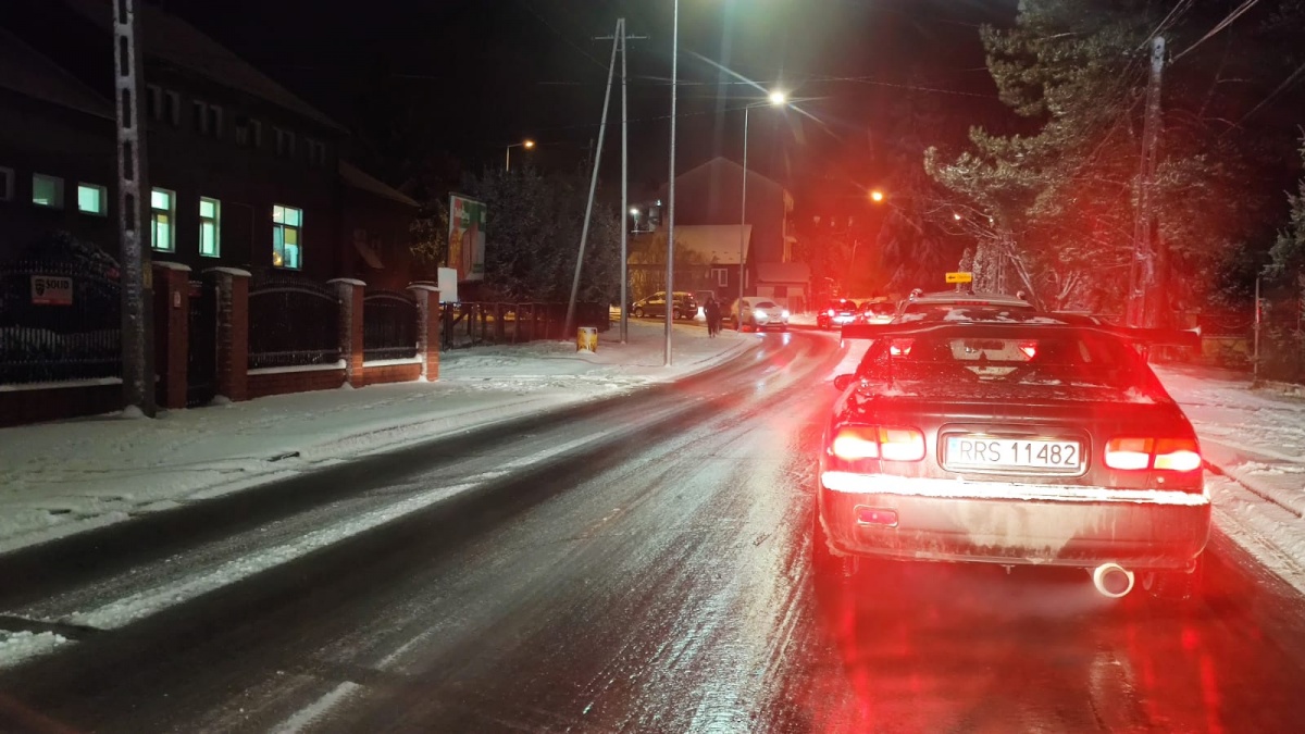 Paraliż komunikacyjny w Sędziszowie Małopolskim po niewielkich opadach śniegu. Zablokowane wiadukty kolejowe i obwodnica. Lepiej zostań w domu