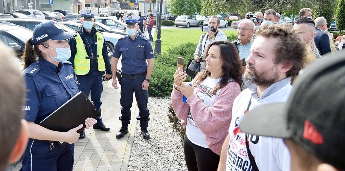 Brak maseczki:  jedni uniewinniają,  inni karzą