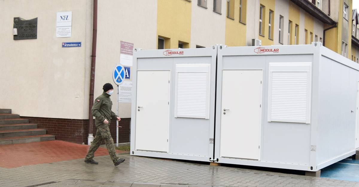 Przed szpitalem w Sędziszowie wyrosły kontenery.  Ci co czekają przed wejściem mają mieć cieplej