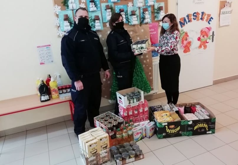 Policjanci pomogli harcerzom w zbiórce. Kupili żywność dla potrzebujących